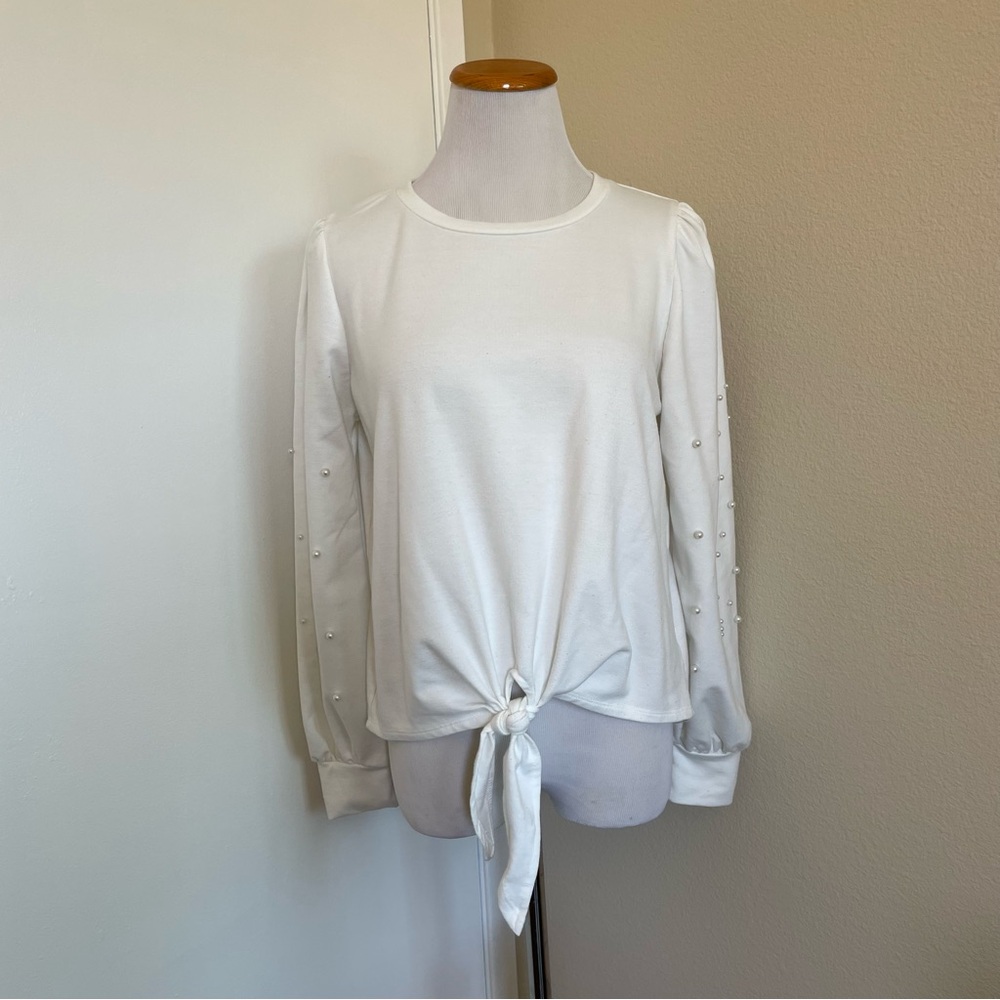 5 FOR $25 SALE 💗 Elegant White Tie-Front Top